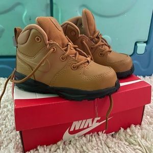 Nike Manoa toddler boy boots size 8